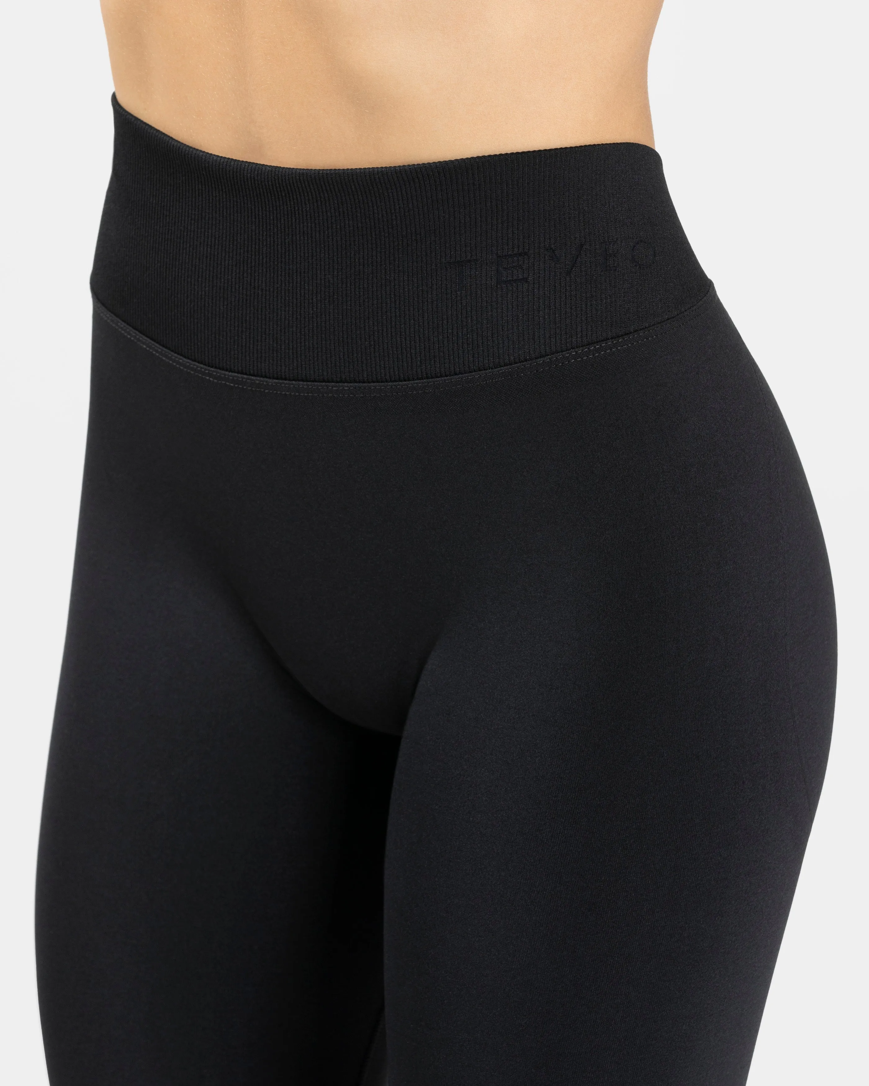 Essence V-Back Covert Scrunch Leggings "Schwarz"